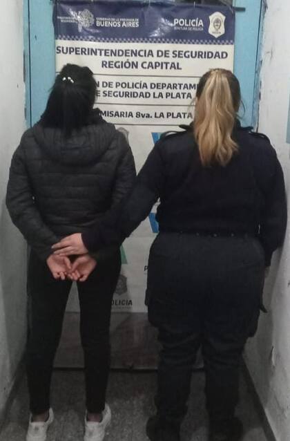 Mujer detenida por intentar ingresar paquetes de marihuana dentro de rollos de papel higiénico.
