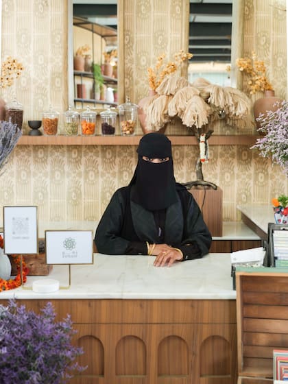 Mujer en la entrada del restaurante Little Riyadh, en el Di-plomatic Quarter.