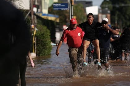 Mujer evacuada en andas.