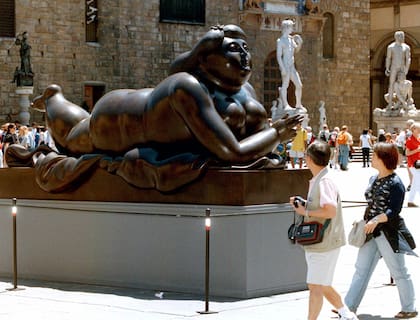 "Mujer fumando", en Piazza della Signoria, en Florencia: de manera transitoria o permanente, Botero sembró decenas de ciudades de todo el mundo con obras de su emblemático estilo