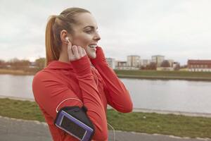 Mujer haciendo ejercicio y escuchando música