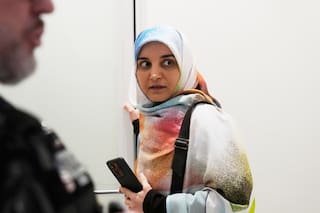 Mujer iraní acusada en Francia vuelve a Irán