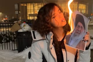 Prender cigarrillos con fotos del ayatollah, la protesta que se volvió símbolo de las mujeres iraníes