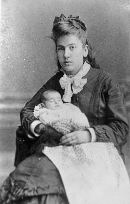 Mujer no identificada con su bebé difunto, ca. 1880.