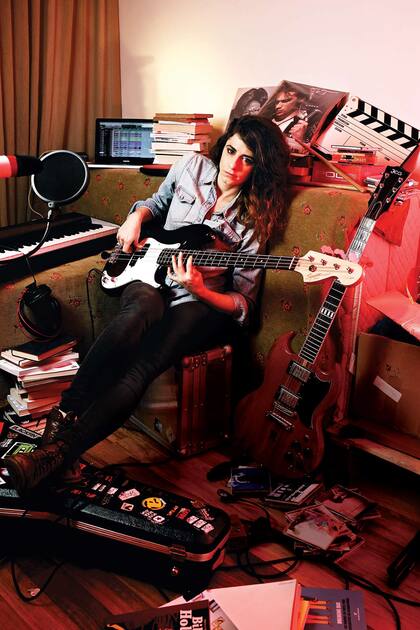 Mujer orquesta: Bertoldi compuso todo lo que suena en su nuevo disco. Foto de Nicolás Faig.