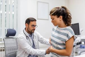 Mujer se atiende con un médico por problemas renales. Foto Freepik