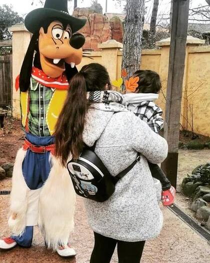 Mujer se hace viral porque sus amigas no quieren a su hijo (Fuente Instagram @lolhhammer)