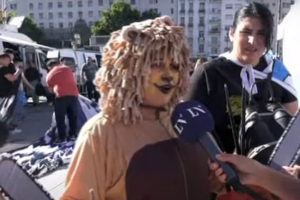 Mujer vestida de león para la asunción de Javier Milei