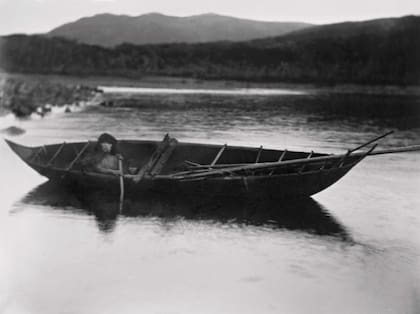 Mujer yagan en un lugar desconocido de los canales en las cercanías del Cabo de Hornos. 1882-1883.