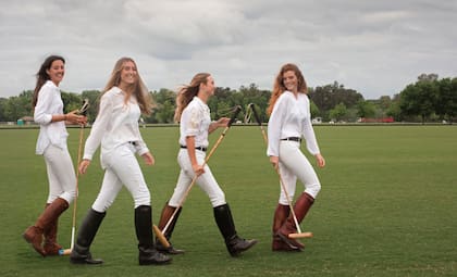 Esperanza Uranga, Olivia Merlos (hija de Sebastián), Francisca Lanusse y Olivia Jauretche, listas para taquear.