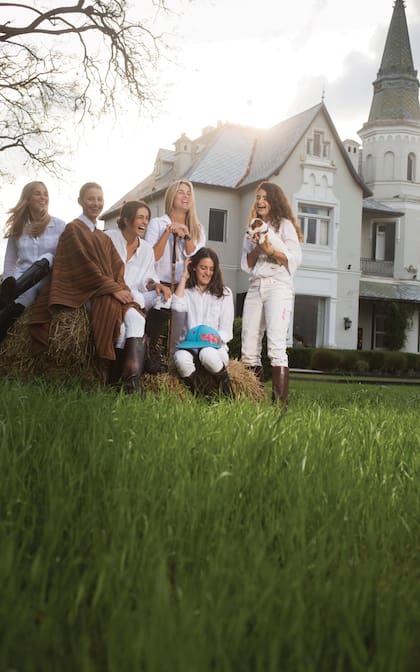 De izquierda a derecha: Mora Aldao, Alma Uranga, Candelaria Fernández Araujo (hija de Milo, ex 10 de handicap y coach de La Dolfina), “Tita” Rueda, Azucena Uranga y Clara Heguy (hija de Marcos, otro 10 goles, que hizo historia junto a sus hermanos en Indios Chapaleufú).