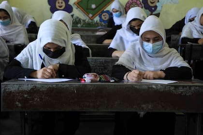 Mujeres afganas asisten a clases en Herat