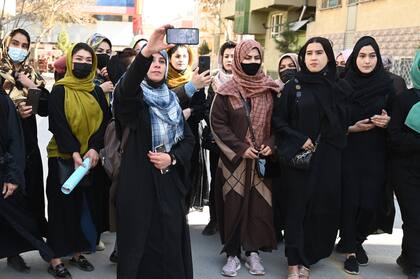 Mujeres afganas protestan por sus derechos con motivo del Día Internacional de la Mujer, en Kabul, el 8 de marzo de 2023.