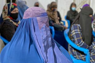 Mujeres afganas se reúnen para protestar por su derecho a la educación, en una casa de Mazar-i-Sharif, el 7 de marzo de 2023