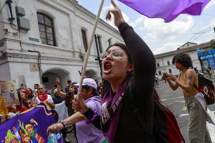 Mujeres asisten a una marcha con motivo del Día Internacional de la Mujer, en el Centro Histórico de la ciudad de Quito, capital de Ecuador, el 8 de marzo de 2026