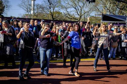 Mujeres bailan rikudim