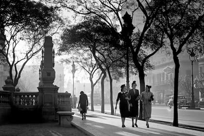 Mujeres caminando por la Plaza del Congreso.