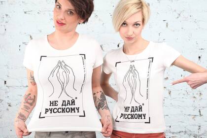 Mujeres con remeras impulsando la campaña "No se lo dé a un ruso", en facebook
