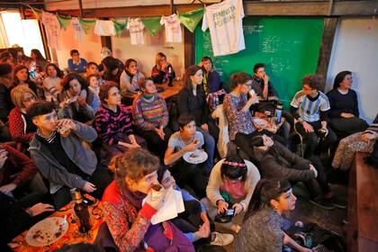 Mujeres de distintas edades y con el feminismo en común se reunieron a ver el partido de la selección argentina contra Nigeria