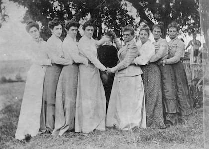 Mujeres de la familia Beccar Varela jugando al Martín Pescador en la quinta.