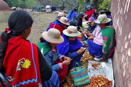 Mujeres del noreste argentino preparan productos para vender en la feria andina (agosto de 2017)