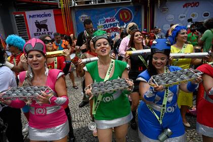 Mujeres disfrazadas de Power Rangers participan en el desfile del grupo de carnaval callejero "Desliga da Justica", en Río de Janeiro.