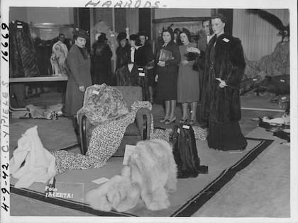 Mujeres durante una visita a la sección exclusivamente dedicada a pieles de la tienda en 1942.