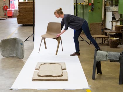 La joven diseñadora Christien Meindertsma con su Flax Chair (2015)