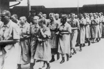Mujeres en la rampa de la estación de tren del campo de concentración de Auschwitz, alrededor de 1944