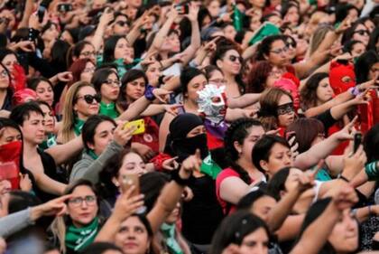 Mujeres en Santiago de Chile coreografiando "Un violador en tu camino".