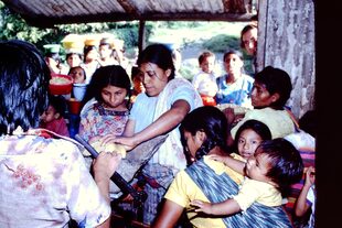 Mujeres guatemaltecas hacen tortillas de maíz nixtamalizado, lo que eleva sus índices de calcio y previene la preeclampsia; de fondo, Belizán observa el proceso