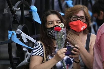 Mujeres haciendo fila para despedir los restos de Carlos Menem