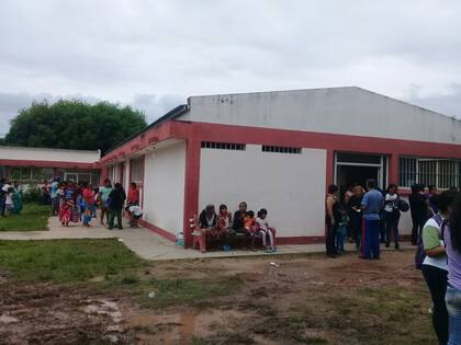 Mujeres, hombres y niños, en el centro de evacuados de Tartagal