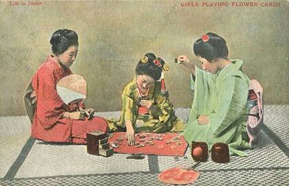 Mujeres japonesas jugando con las cartas Hanafuda de Nintendo