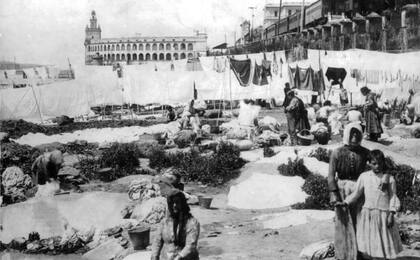 Mujeres lavanderas en la zona del actual Puerto Madero.