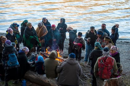Mujeres mapuches con niños, referentes de comunidades, del Codeci y organizaciones sociales, llegaron esta mañana a la zona de conflicto para realizar una ceremonia a orillas del Lago Mascardi
