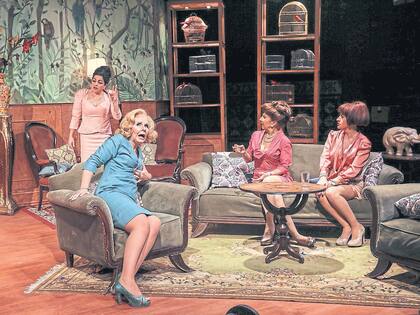 Mujeres muy peculiares en un desopilante thriller en verso