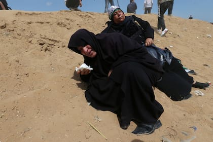 Mujeres palestinas reaccionan al gas lacrimógeno disparado por las tropas israelíes durante la protesta
