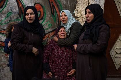 Mujeres palestinas reaccionan después de que su casa fuera alcanzada por un ataque israelí en Rafah, en el sur de la Franja de Gaza, el jueves 8 de febrero de 2024. (AP Foto/Fatima Shbair)