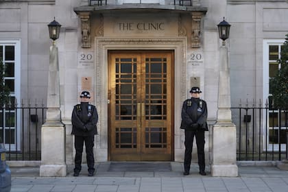 Mujeres policías hacen guardia afuera de la Clínica de Londres, donde Kate, princesa de Gales, se recupera de una cirugía, en Londres, el jueves 18 de enero de 2024