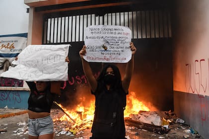 Mujeres protestan contra el asesinato de una mujer, frente al Ayuntamiento de Cancún, Estado de Quintana Roo, México