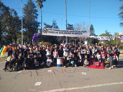 Mujeres realizaron una vigilia frente al tribunal para seguir las audiencias del juicio