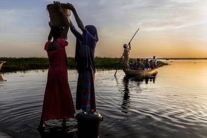 Mujeres recogen agua del lago Chad, una de las fotos nominadas