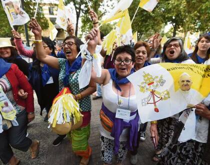 Mujeres saludan al paso del papamóvil en las calles de Santiago