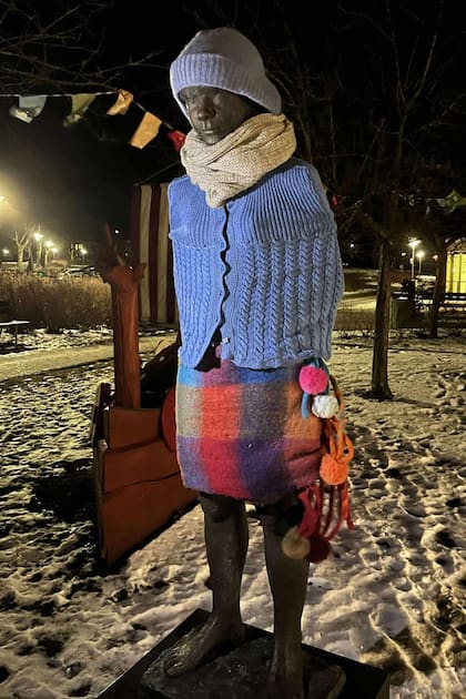Mujeres tejen ropa a estatuas en dinamarca