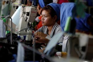 Camboya: trabajadoras de la industria de zapatos, sin tiempo para la política