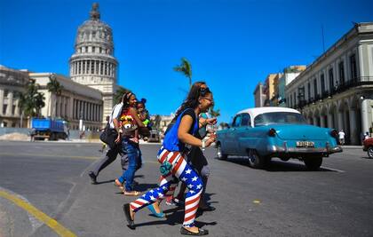 Mujeres vestidas con los colores norteamericanos, ayer, en La Habana