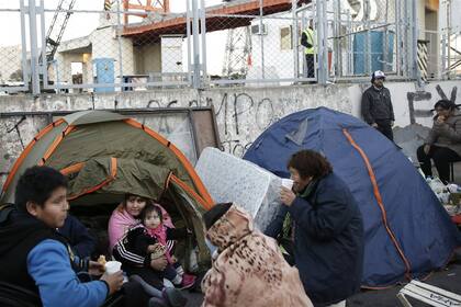 Mujeres y chicos, en carpas a la orilla del Riachuelo
