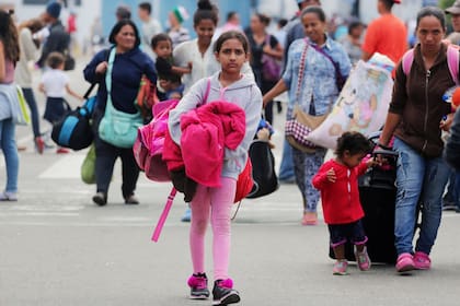 Mujeres y chicos venezolanos, los más vulnerables en la ola migratoria venezolana
