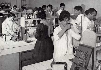 Mujeres y hombres trabajan juntos en un laboratorio